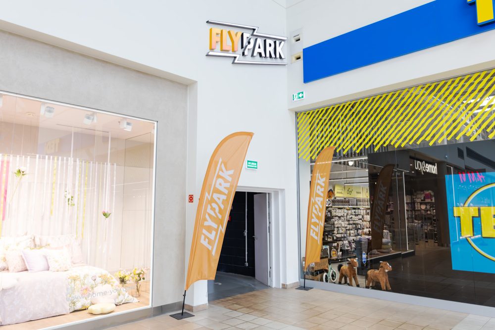 plac zabaw flypark z trampolinami
