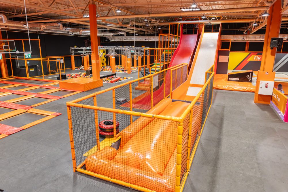 plac zabaw flypark z trampolinami