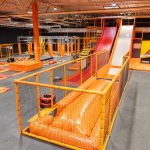 plac zabaw flypark z trampolinami