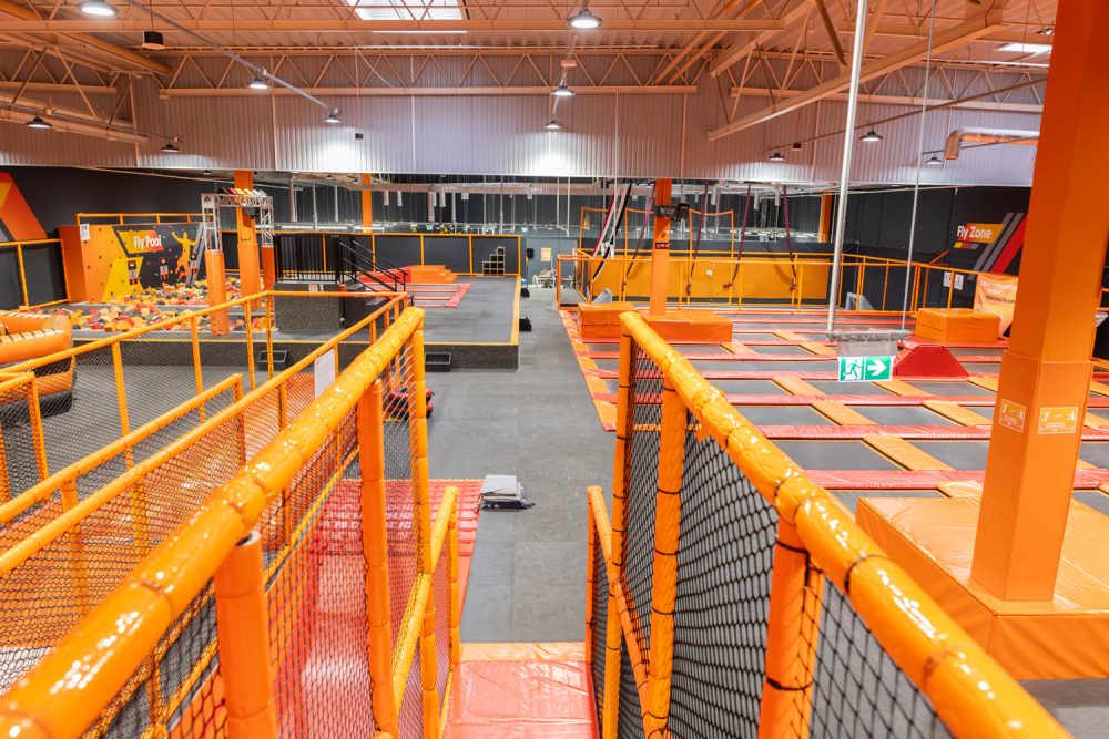 plac zabaw flypark z trampolinami