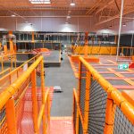 plac zabaw flypark z trampolinami