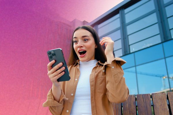 Loteria wiosenna w M1 Poznań. Kobieta pozytywnie zaskoczona wygraną w loterii.