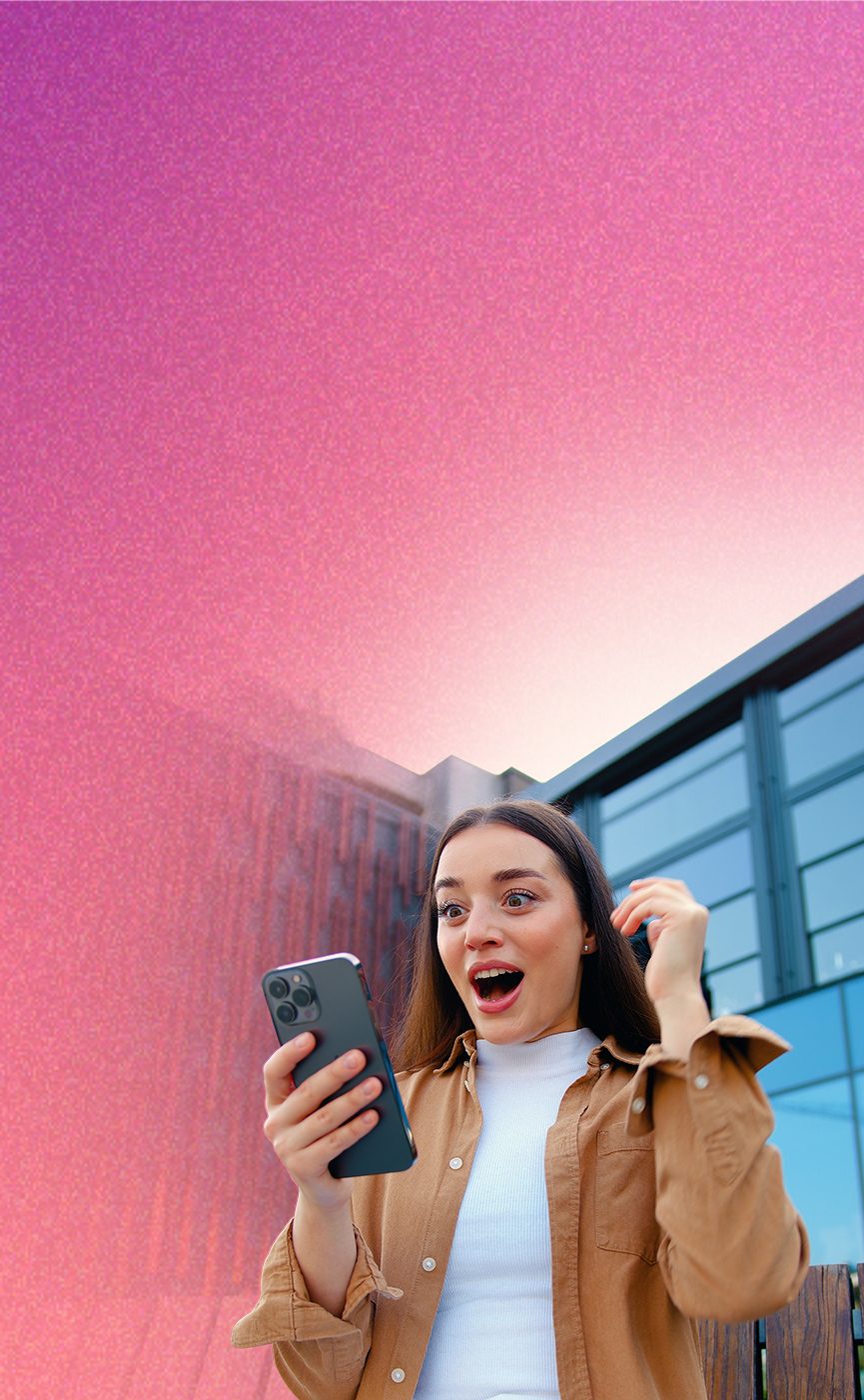 Loteria wiosenna w M1 Poznań. Kobieta pozytywnie zaskoczona wygraną w loterii.