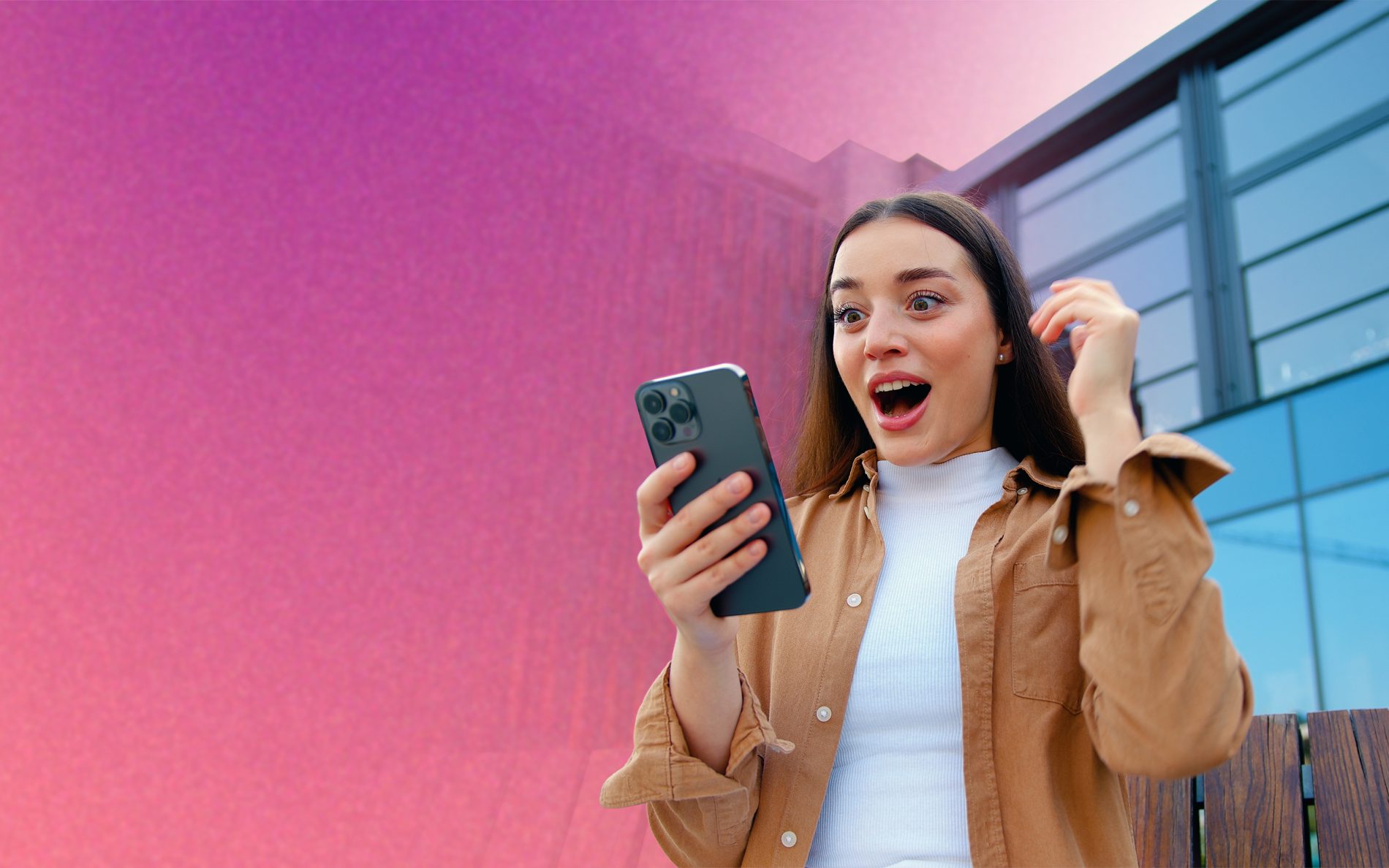 Loteria wiosenna w M1 Poznań. Kobieta pozytywnie zaskoczona wygraną w loterii.