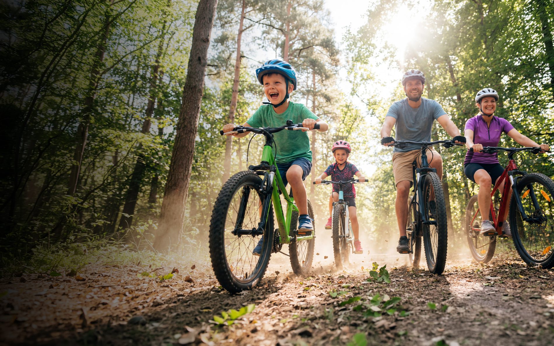 Poznański dzień rowerowy w M1 Poznań. Szczęśliwa rodzina na wycieczce rowerowej w lesie.