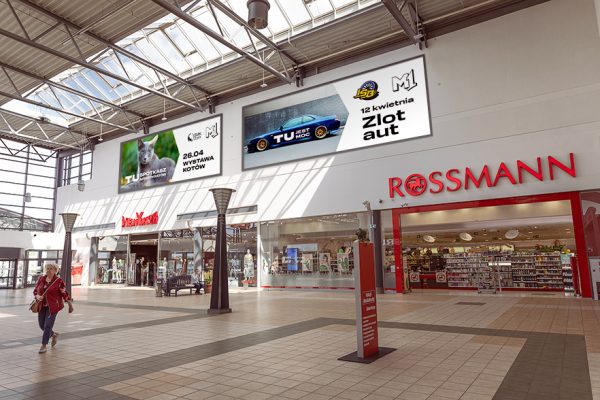 Dwa banery o łącznej powierzchni 84 m2 i wymiarach 10,5x4m zlokalizowane przy Rossmann, MediaMarkt i New Yorker.