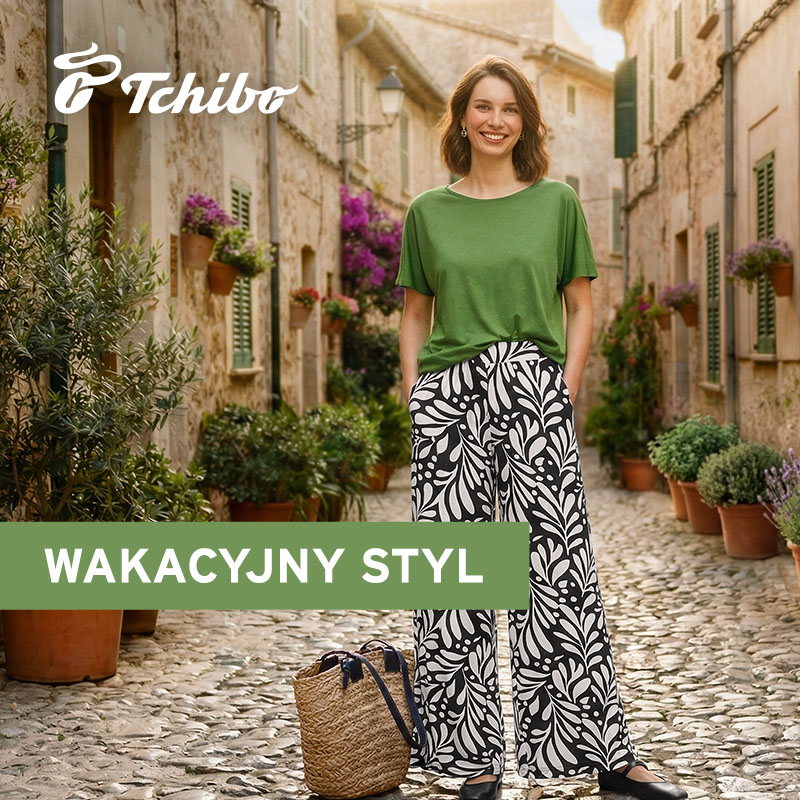 Grafika promocyjna marki Tchibo. Kobieta ubrana w czarno-białe długie spodnie i zieloną lekką koszulkę reklamująca wakacyjny styl.