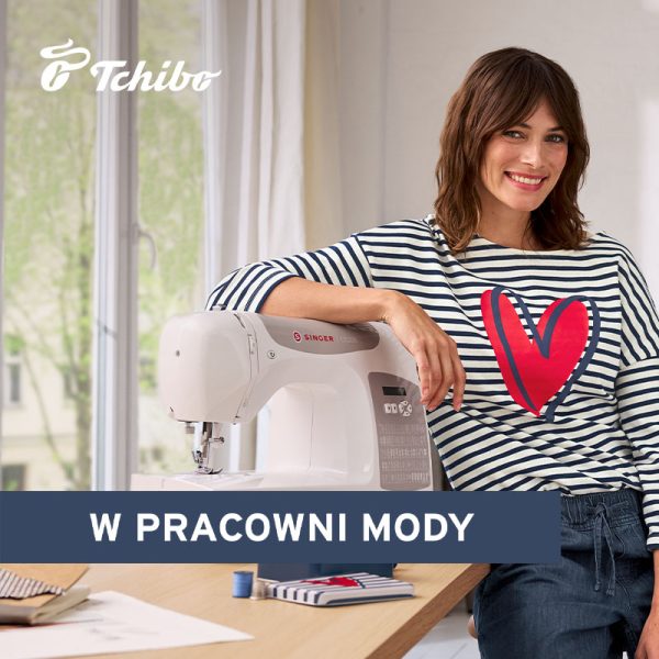 Grafika promocyjna dla kolekcji damskiej w tchibo. Kobieta opierająca sie o maszynę do szycia ubrana z czarno białą bluzkę w paski.