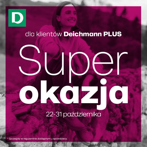 Uśmiechnięta kobieta w swetrze i sznurowanych butach siedzi na kamiennym murku. Zdjęcie przykrywa różowe pole z napisami „Super okazja”, „dla klientów Deichmann PLUS” i „22–31 października”. W lewym górnym rogu zielone logo Deichmann.